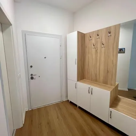 아파트 Urban Oasis Magnet 티라나